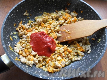 Добавить томатную пасту.