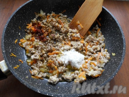 Обжарить фарш с овощами, периодически перемешивая, до изменения цвета. Добавить соль, паприку, свежемолотый перец и муку. Перемешать все.
