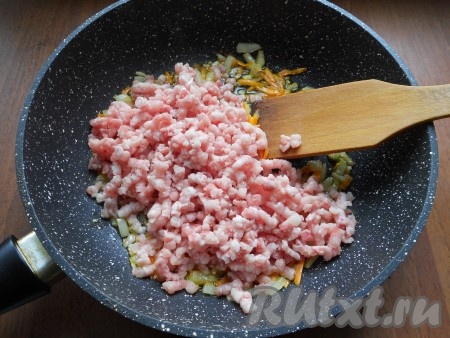 Обжарить овощи, помешивая, до мягкости, далее добавить в сковороду фарш.
